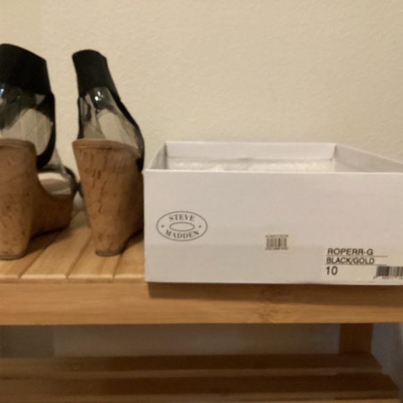 New in Box Steve Madden Black & Gold Wedges - Picture 6 of 7